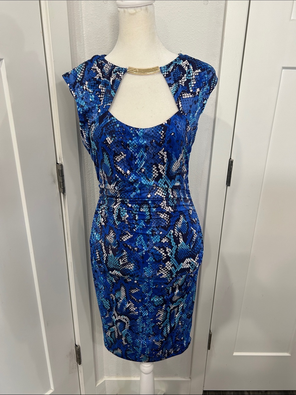 Cache women’s blue Printed Cutout Sheath Dress with Gold Accent .Ruching